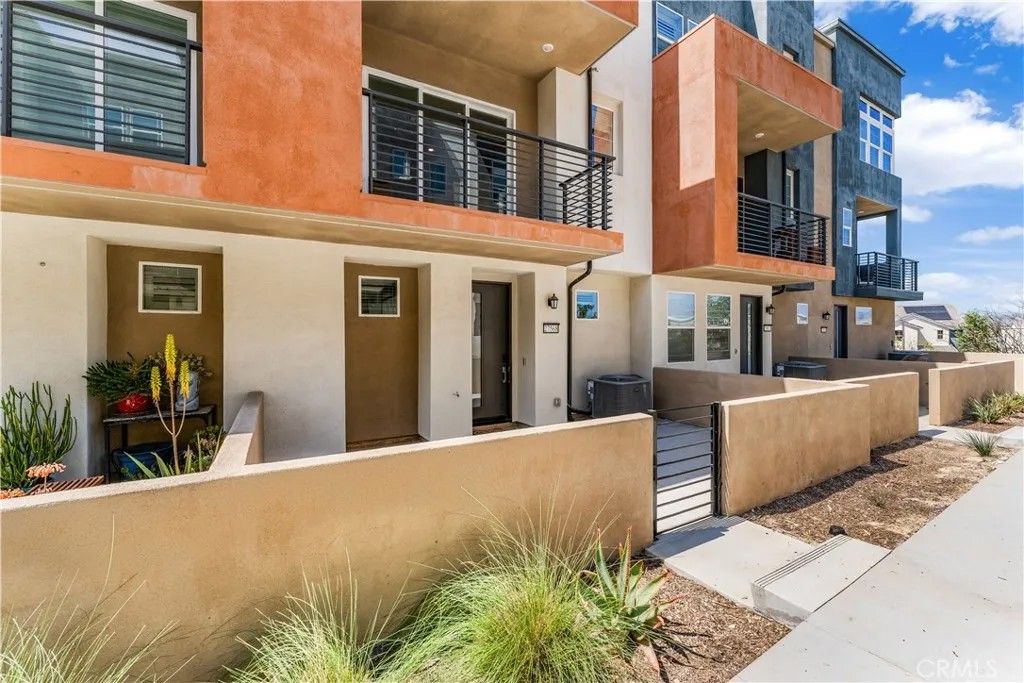 Photo of 27568 Heron Pl, Valencia, CA 91381 (MLS # SR26063957)