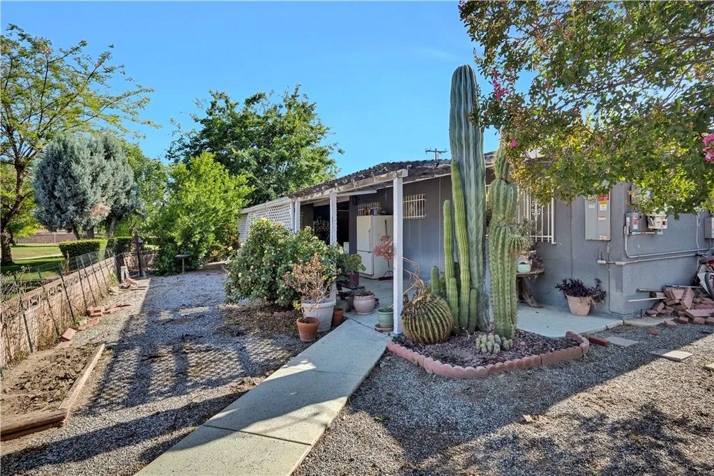 Photo of 200 Vivian LN, Hemet, CA 92543 (MLS # SW26106828)