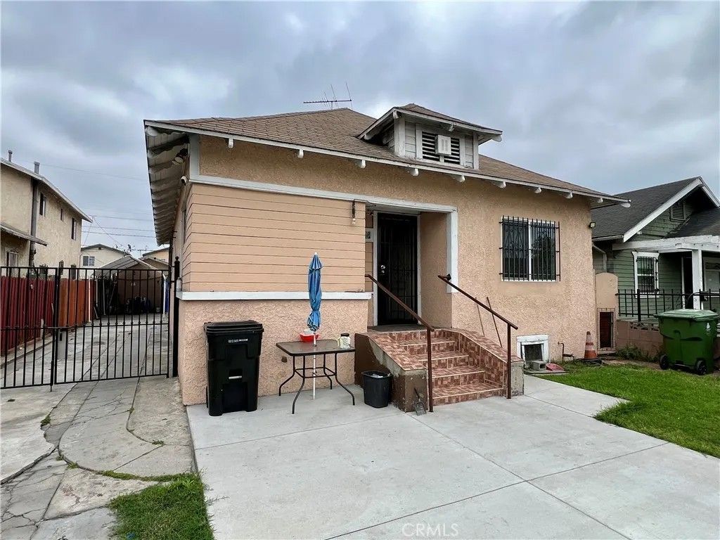 Photo of 5852 S Olive Street, Los Angeles, CA 90003 (MLS # DW26078013)