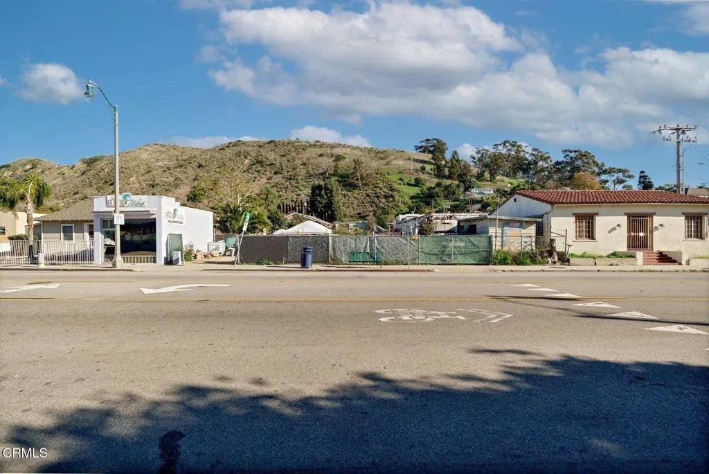 Photo of 320 N Ventura Ave, Ventura, CA 93001 (MLS # V1-33786)