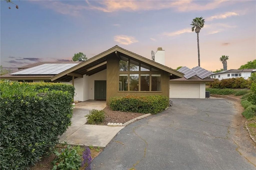 Photo of 665 Norwynn Lane, Fallbrook, CA 92028 (MLS # SW26070503)