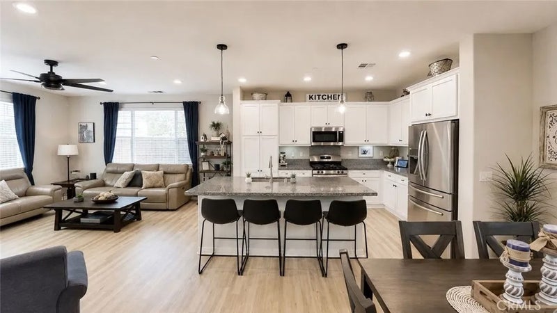 3144 E Mt Rainier