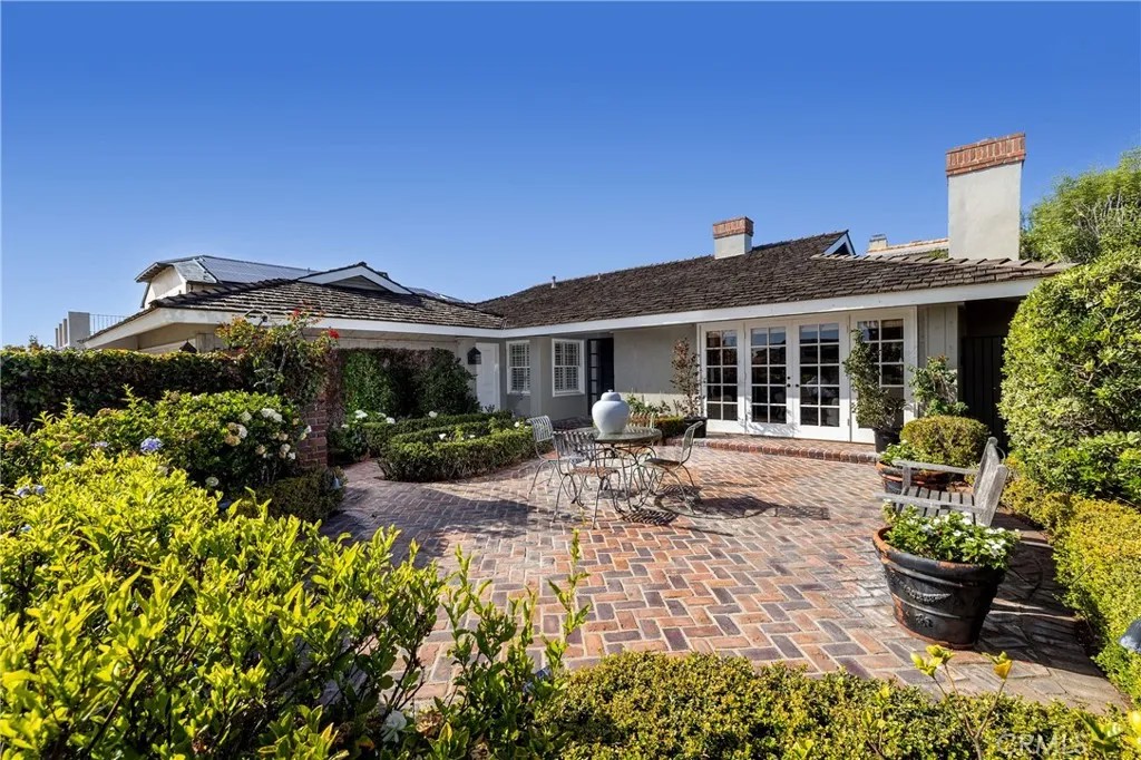 877 Sandcastle Drive