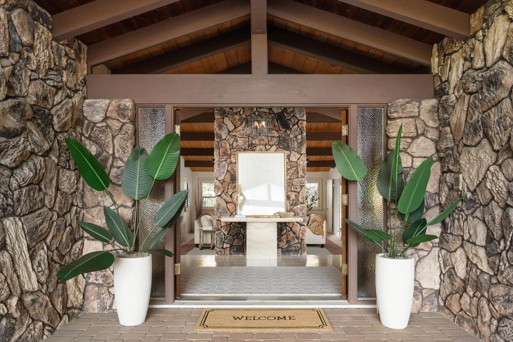 Photo of 15943 Ranch Hollow Rd, Poway, CA 92064 (MLS # 260005015)