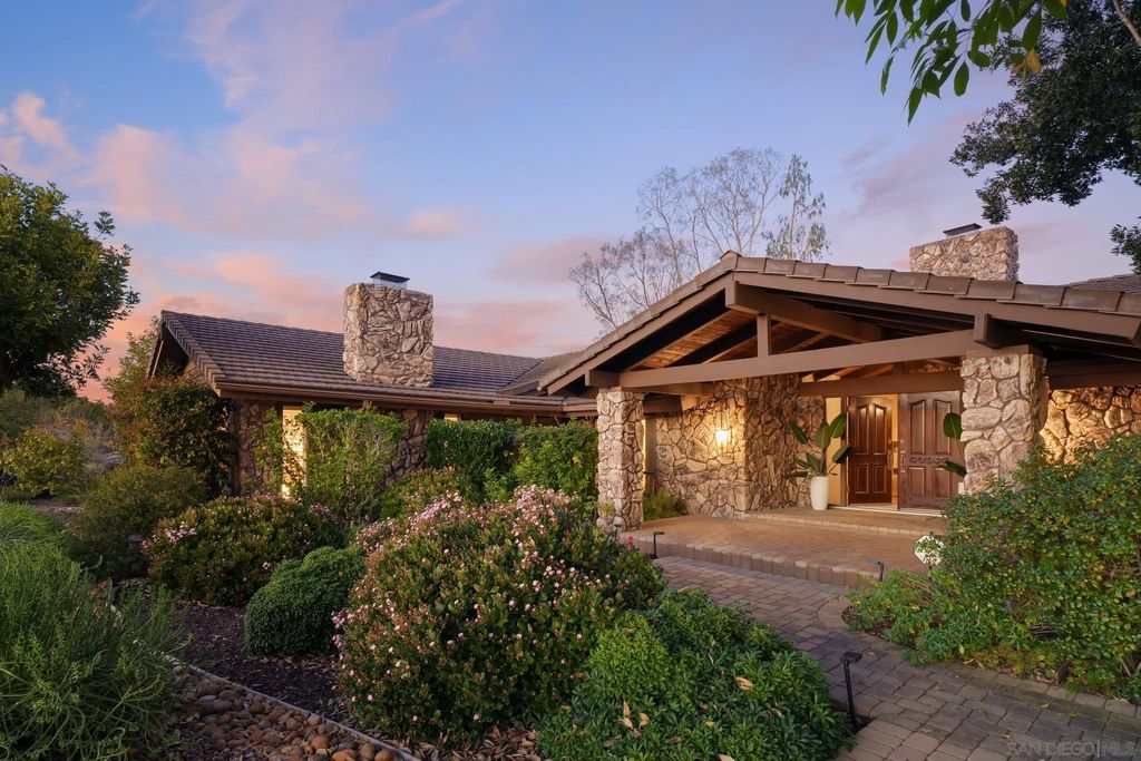 Photo of 15943 Ranch Hollow Rd, Poway, CA 92064 (MLS # 260005015)