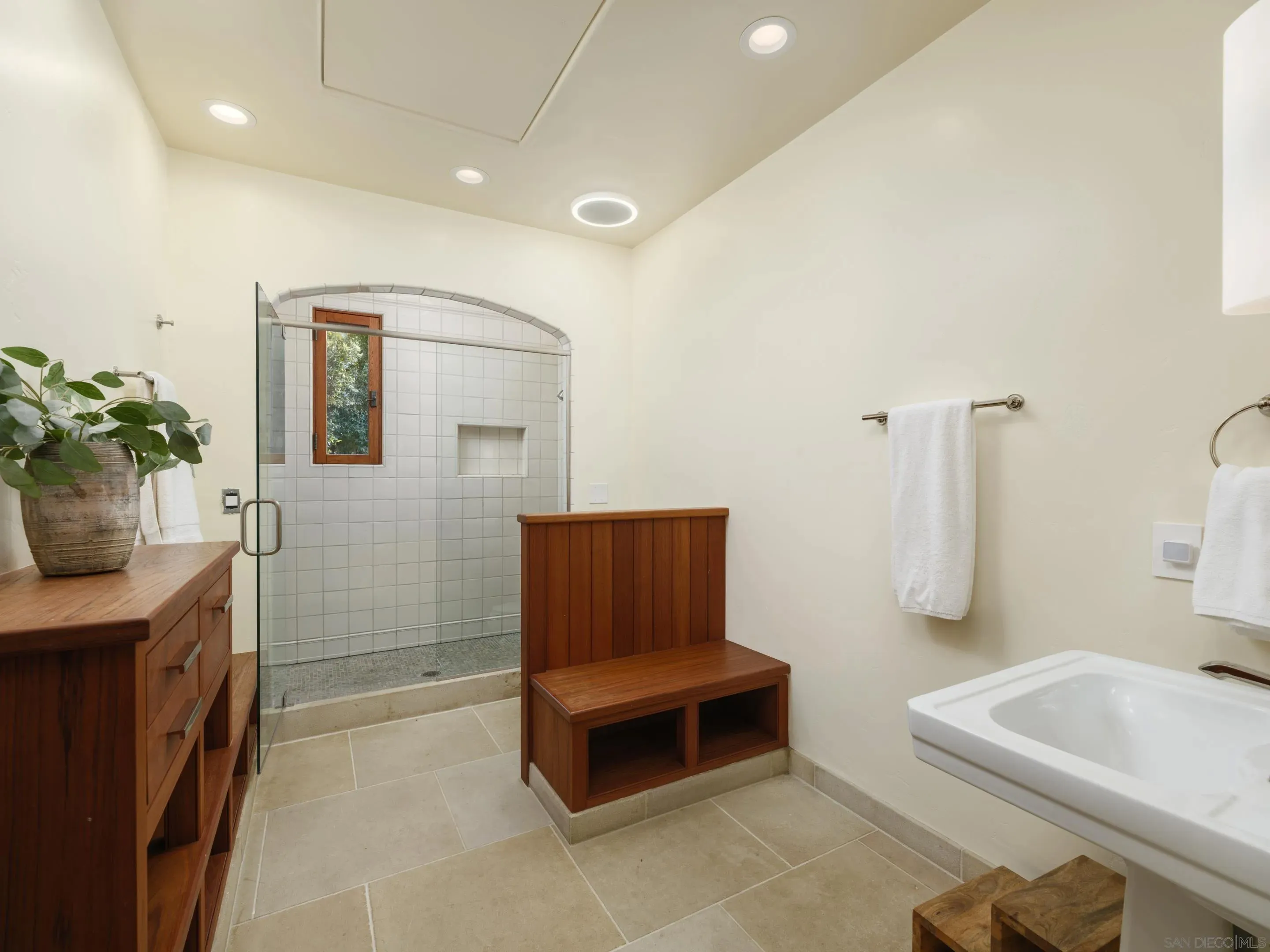 La Jolla, California 92037, United States, 5 Bedrooms Bedrooms, ,4 BathroomsBathrooms,Residential,Active,203510