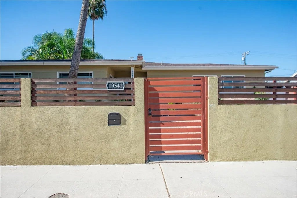19541 Victory Boulevard