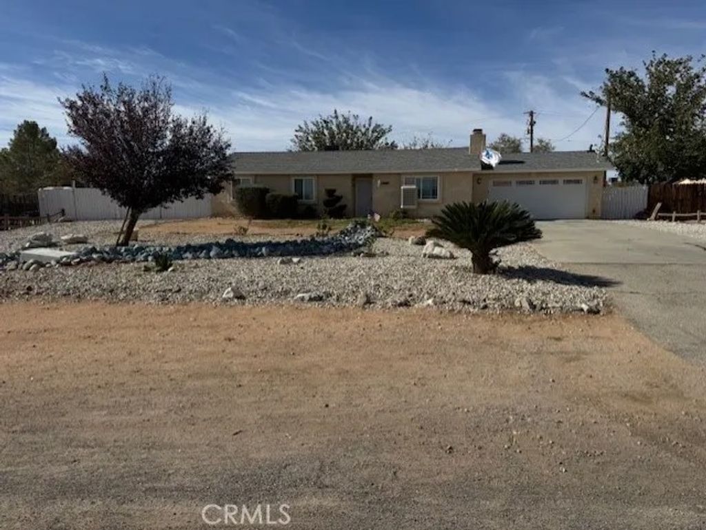 Photo of 16730 Pawnee Rd, Apple Valley, CA 92307 (MLS # TR25254717)