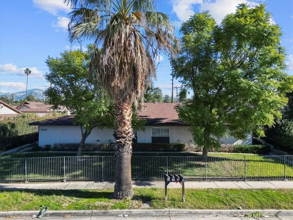 Photo of 1002 Lombard Dr, Redlands, CA 92374 (MLS # IV26008128)