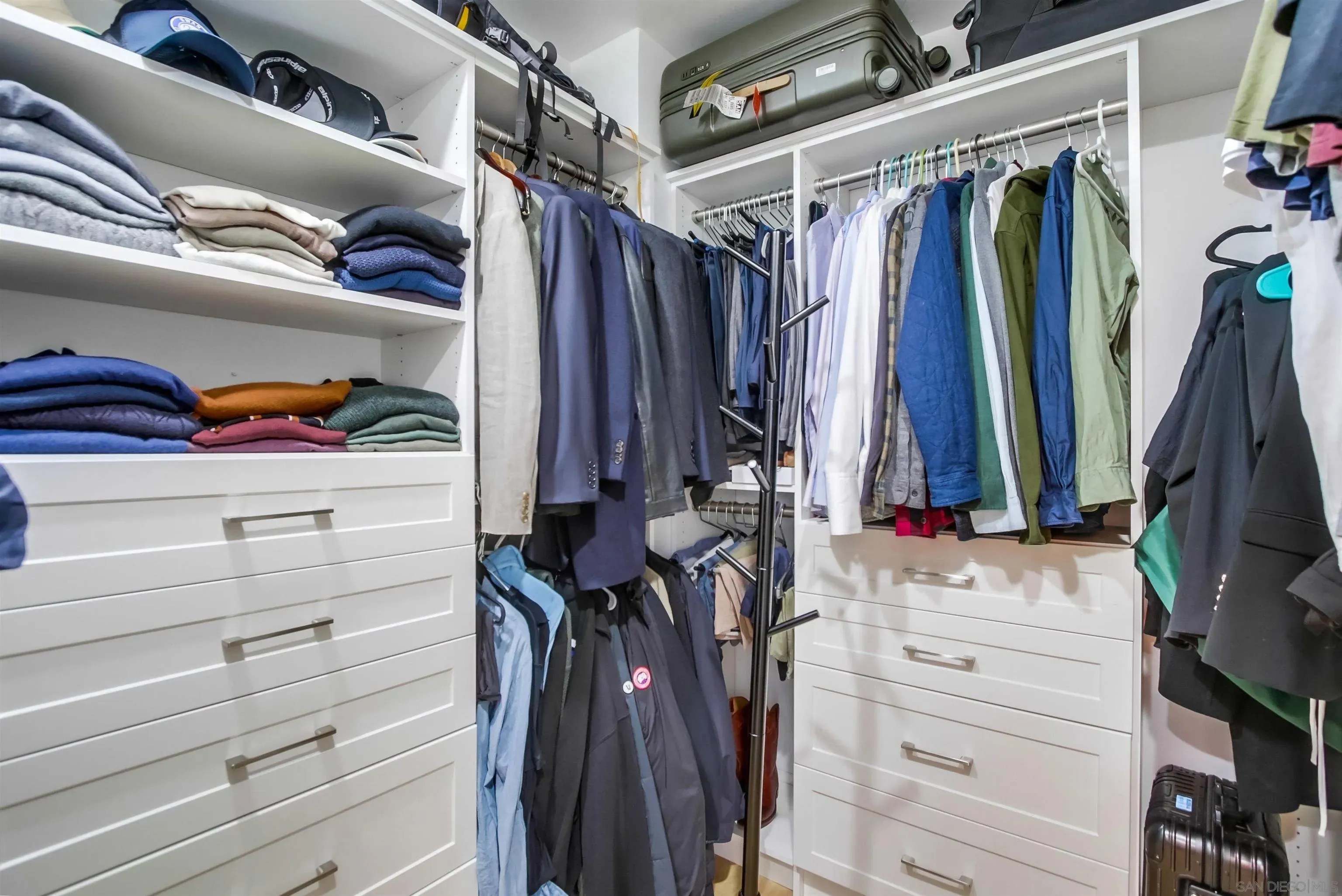 San Diego, California 92101, United States, 3 Bedrooms Bedrooms, ,3 BathroomsBathrooms,Residential,Active,172854