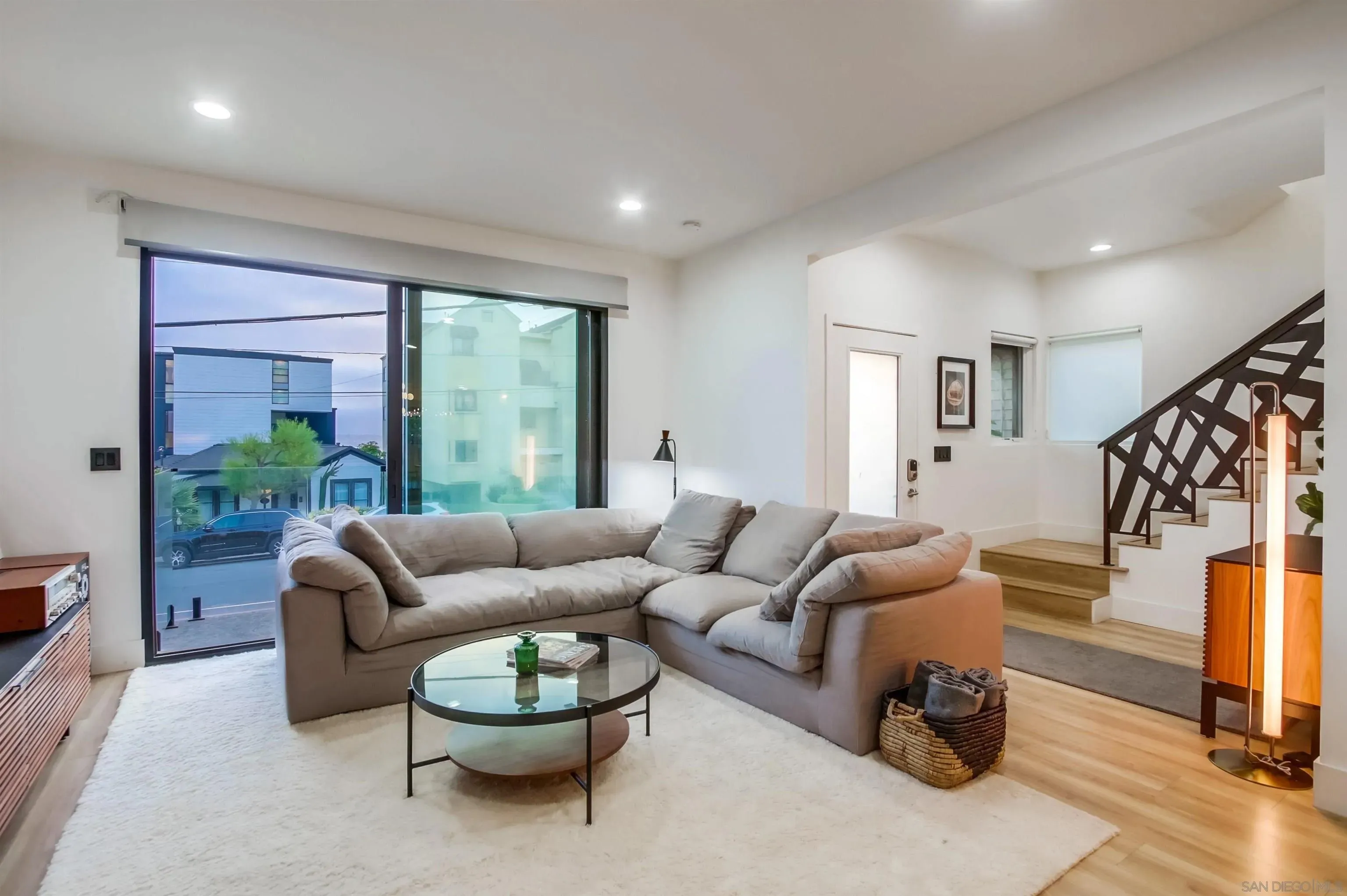 San Diego, California 92101, United States, 3 Bedrooms Bedrooms, ,3 BathroomsBathrooms,Residential,Active,172854