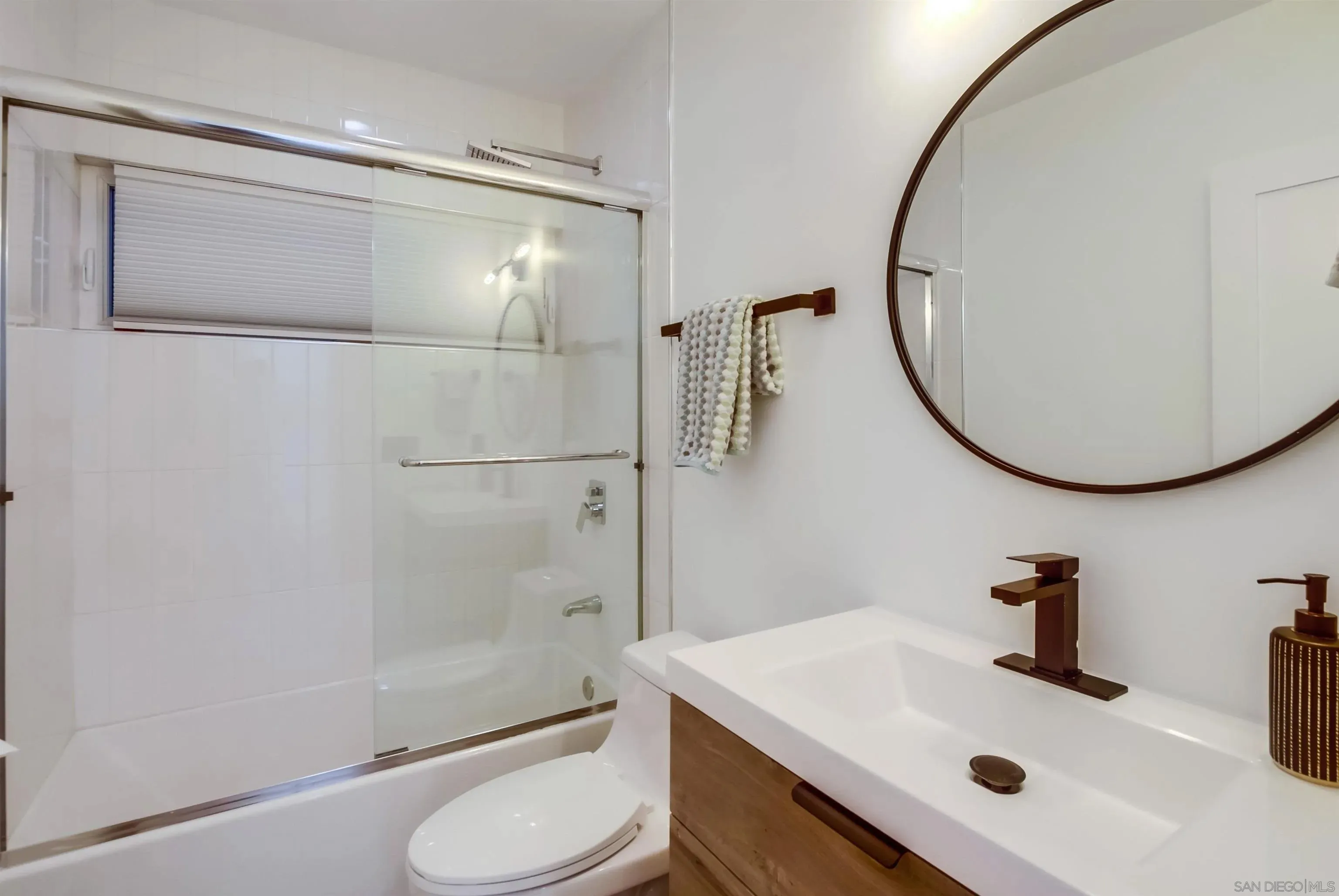 San Diego, California 92101, United States, 3 Bedrooms Bedrooms, ,3 BathroomsBathrooms,Residential,Active,172854