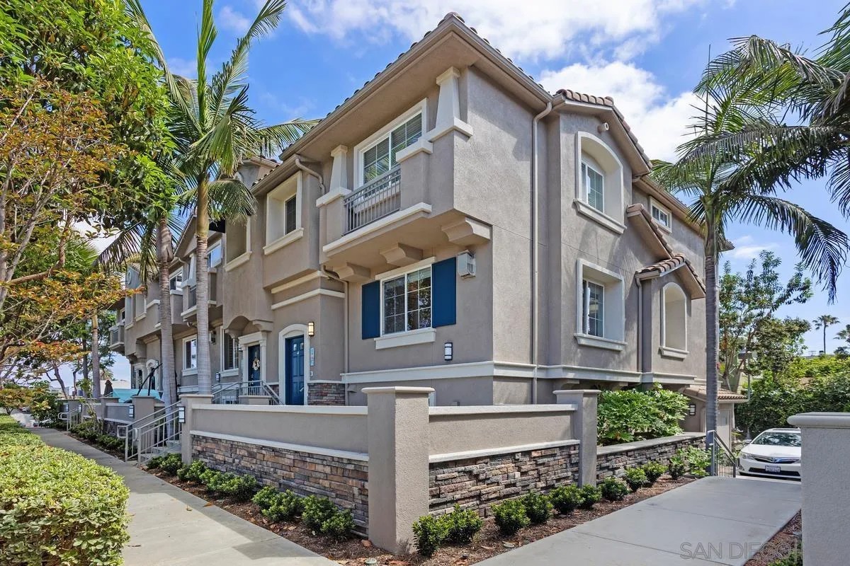 4007 Bluff View Way
