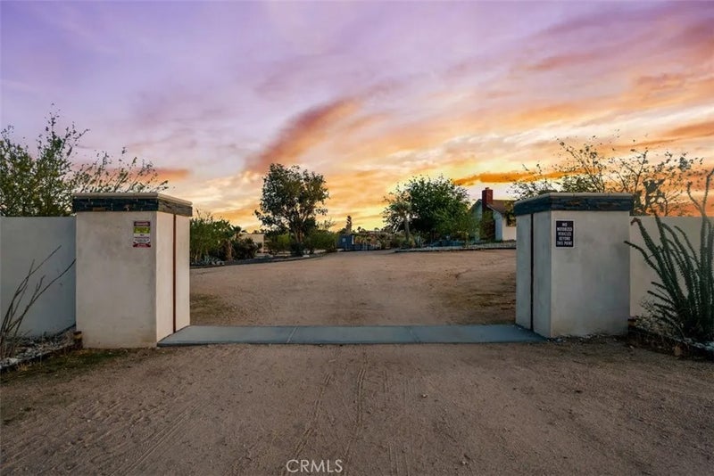 59427 La Crescenta Drive