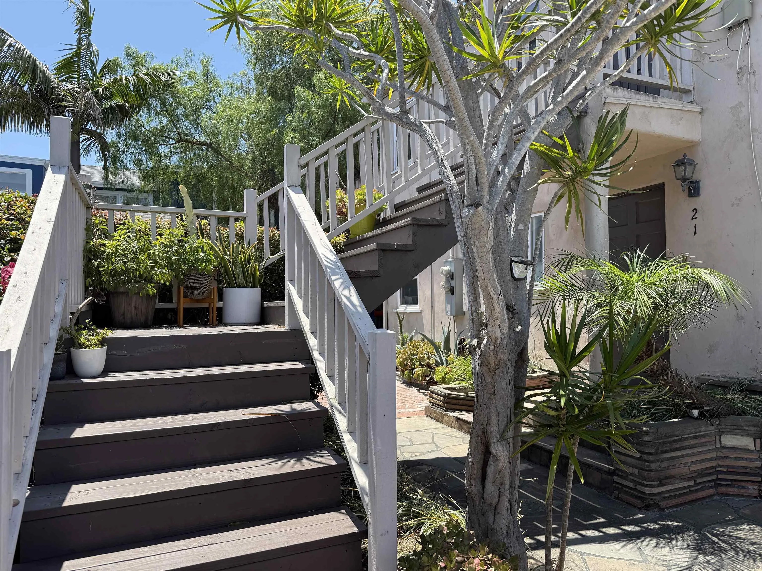 1119 W Redwood