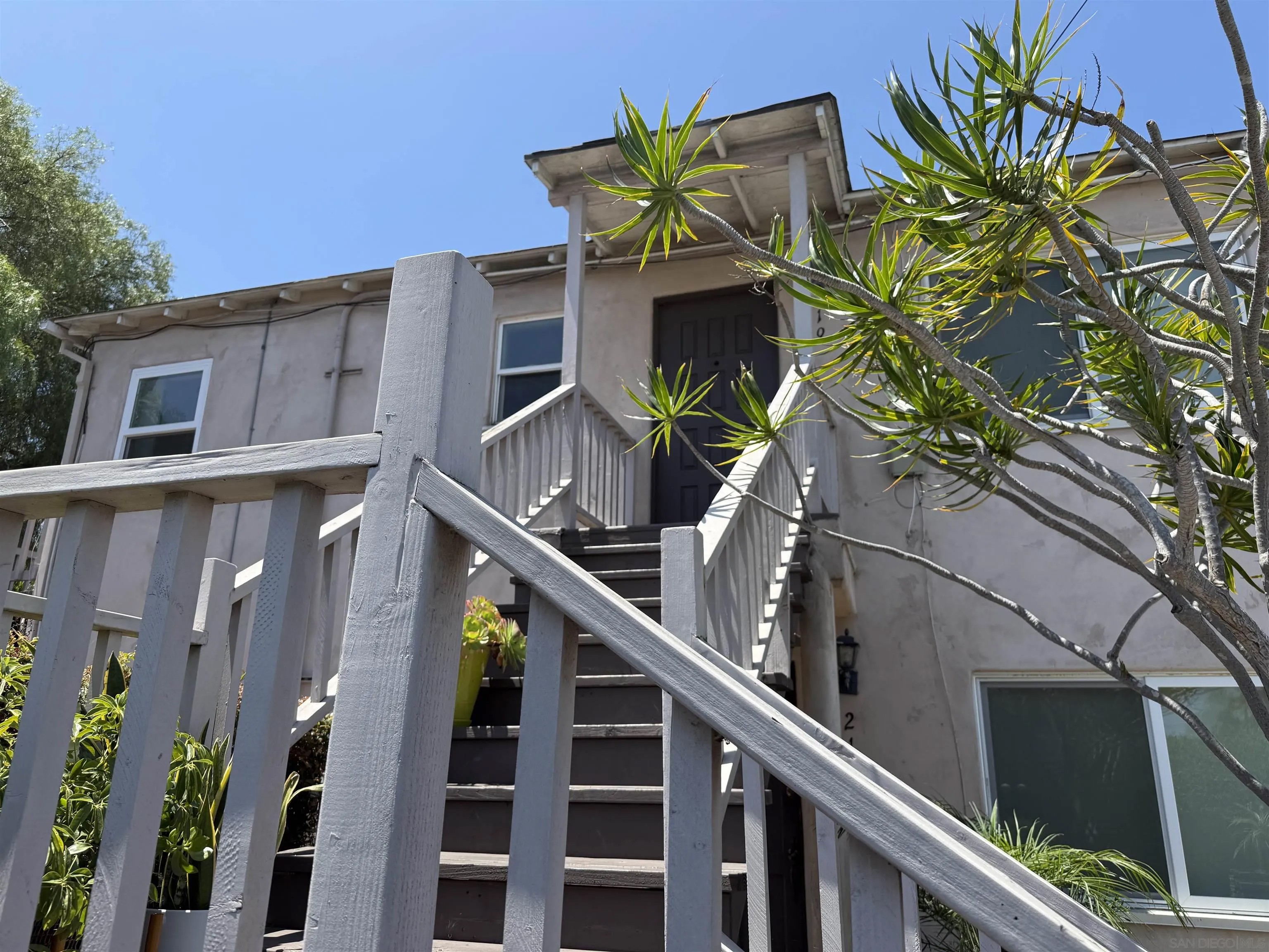 1119 W Redwood
