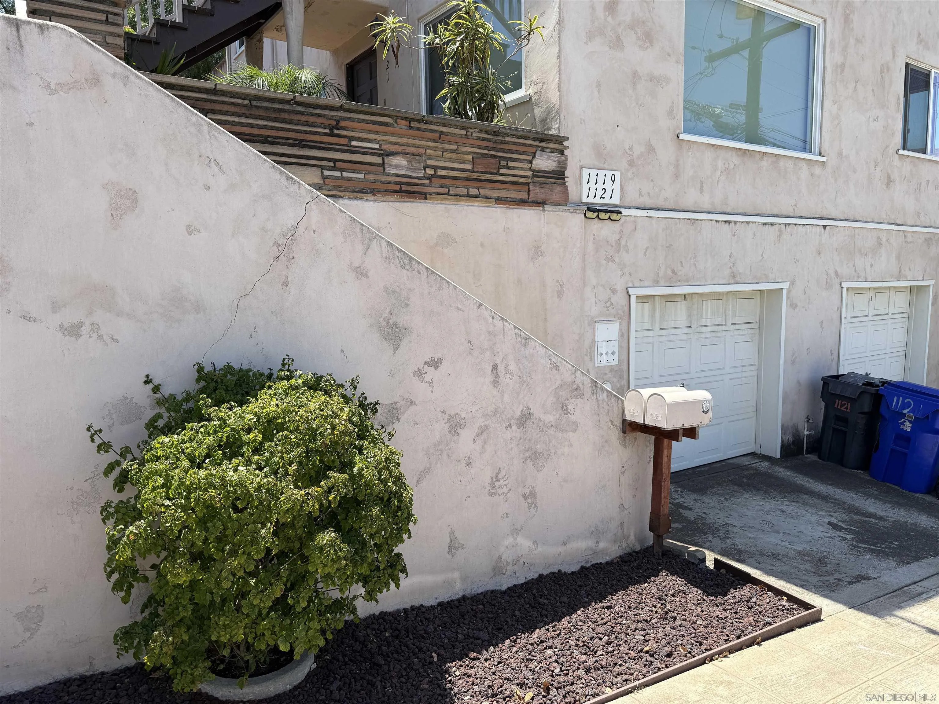 1119 W Redwood