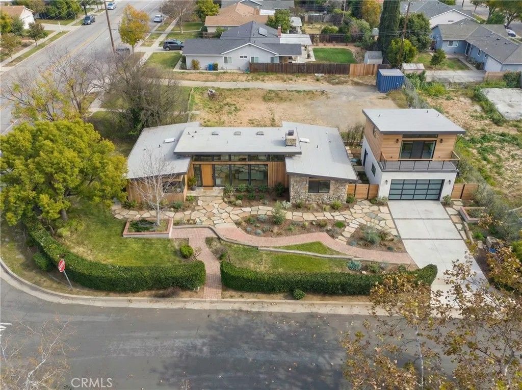 Photo of 2550 Catherine Rd, Altadena, CA 91001 (MLS # CV26035184)