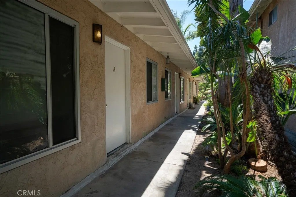 211 W Marquita