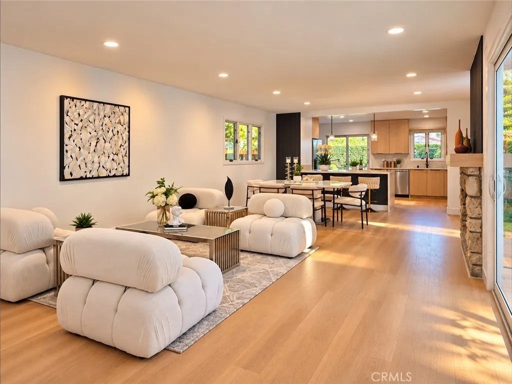 2533 E Tennyson