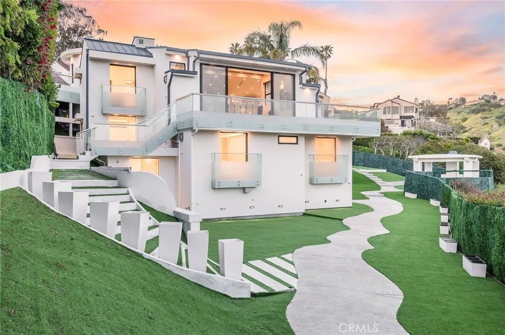 2135 Hillview Drive