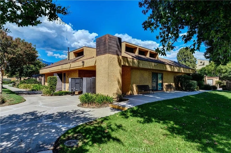 435 W 9th E1
