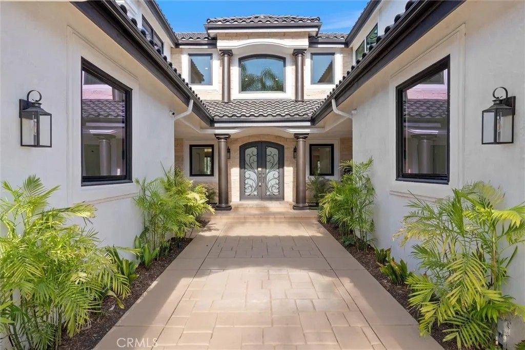 Photo of 17437 Oak Creek Court, Encino, CA 91316 (MLS # SR26008527)