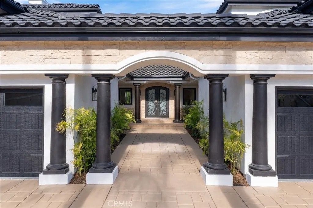 Photo of 17437 Oak Creek Court, Encino, CA 91316 (MLS # SR26008527)