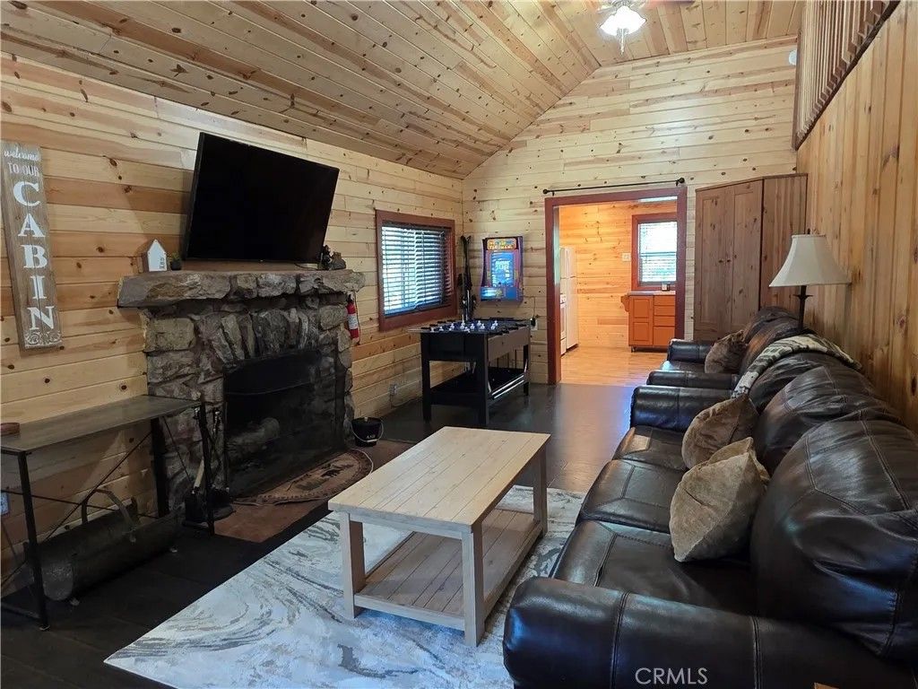 Photo of 344 Edgemoor Rd, Big Bear Lake, CA 92315 (MLS # CV25266268)