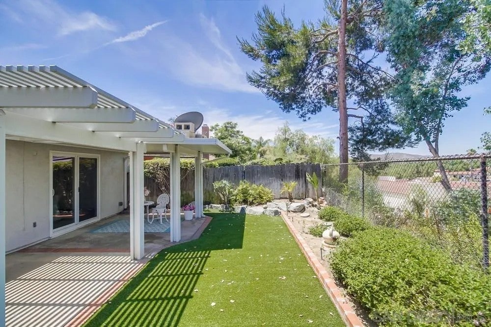 2474 Royal Saint James