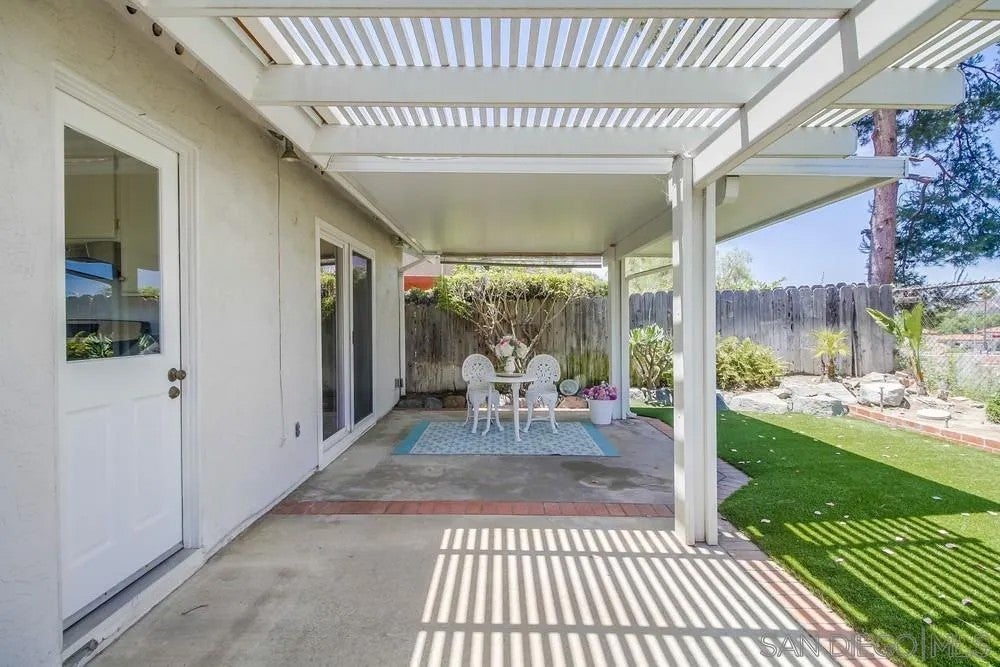 2474 Royal Saint James