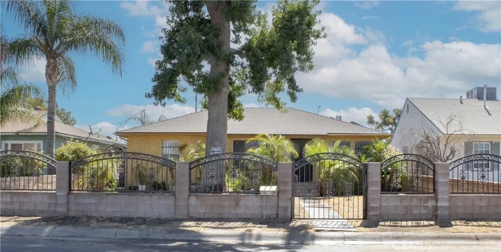 Photo of 1504 El Toro DR, Bakersfield, CA 93304 (MLS # NS26164675)