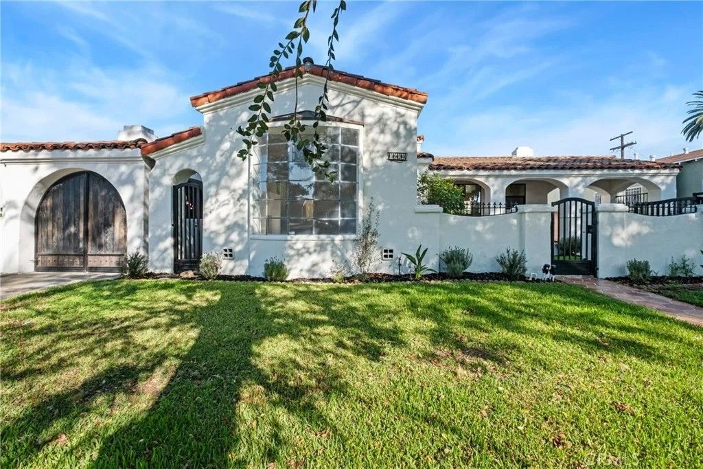 Photo of 3924 Dublin Ave, Leimert Park, CA 90008 (MLS # SB25242976)