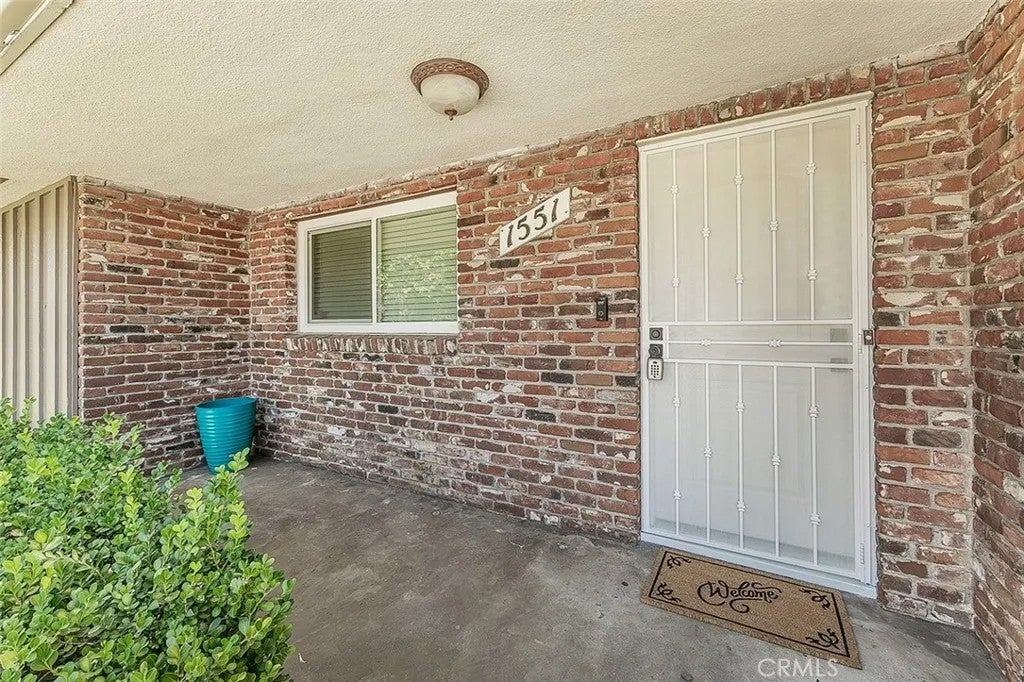 1551 E Almendra
