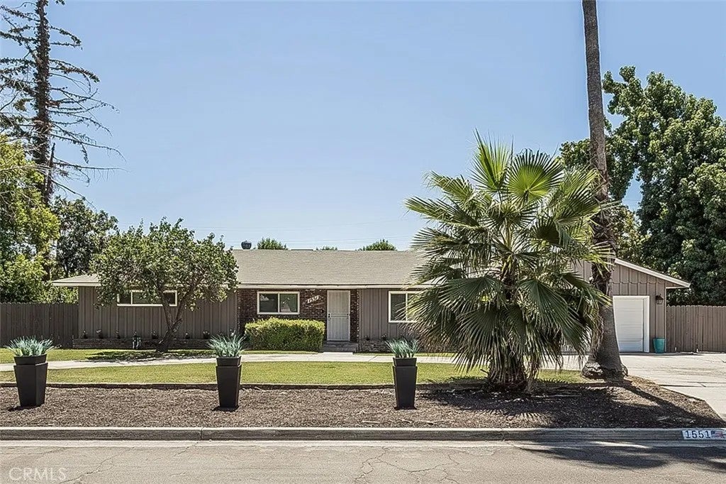 1551 E Almendra