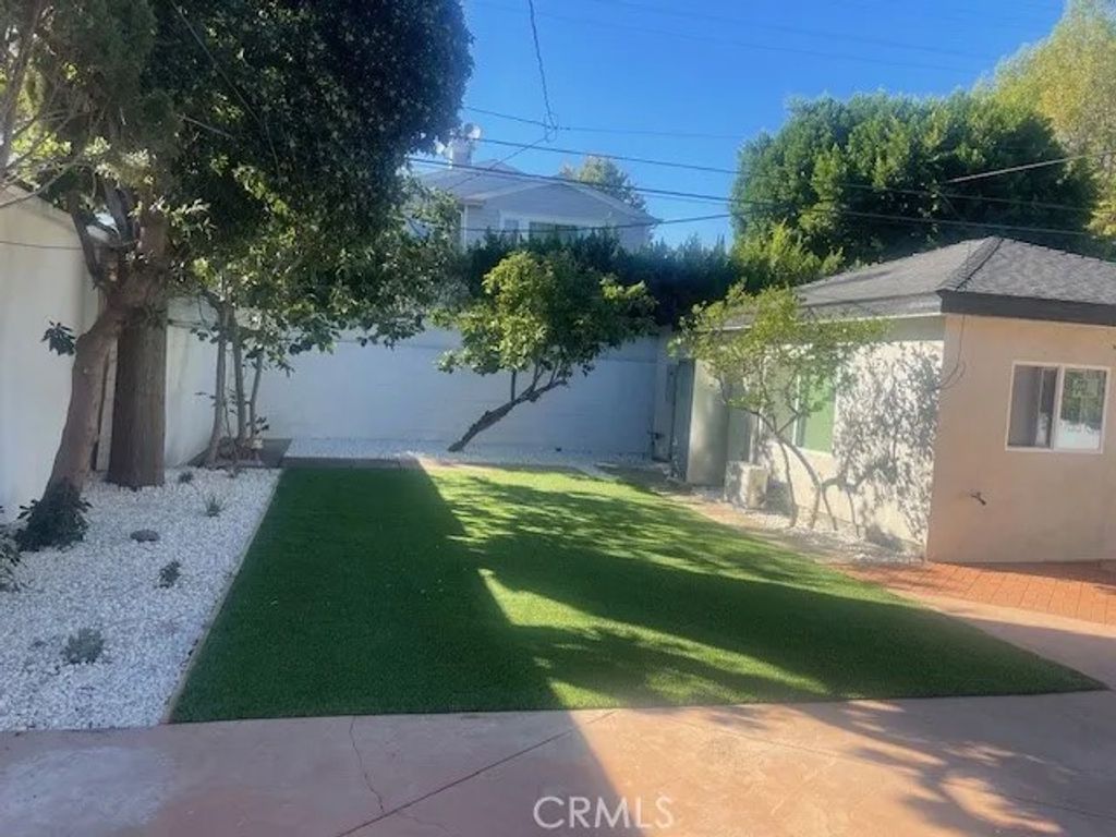 Photo of 4919 Enfield Avenue, Encino, CA 91316 (MLS # SR25265513)