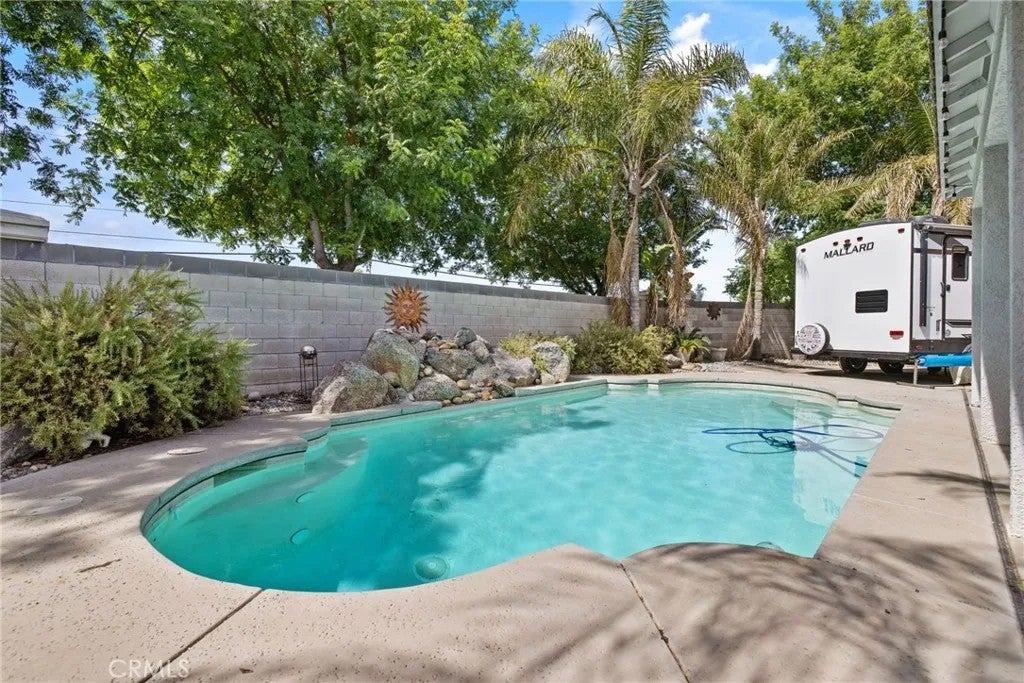 1547 W Claridge Court