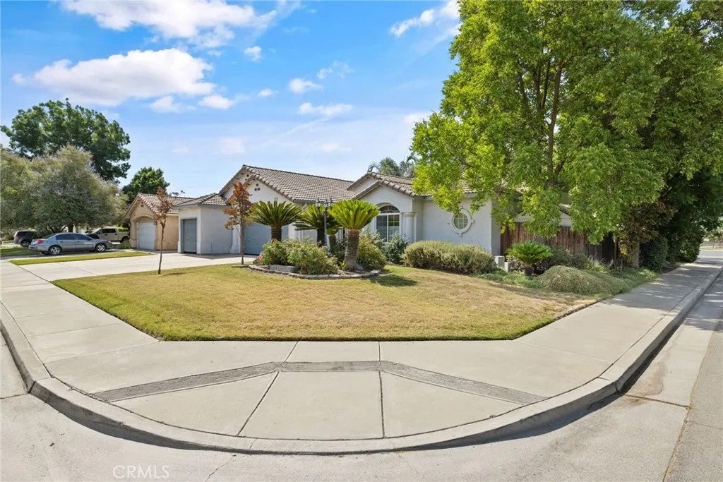 1547 W Claridge Court