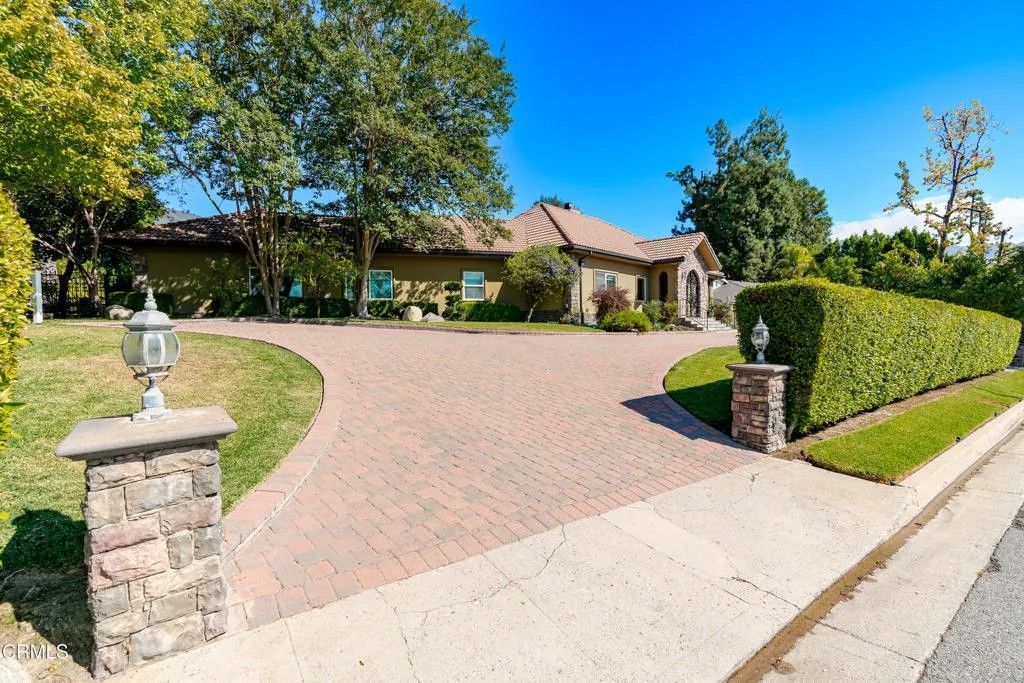 Photo of 825 Chehalem Road, La Canada Flintridge, CA 91011 (MLS # P1-24545)