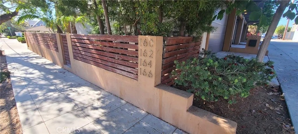 162 W Robinson