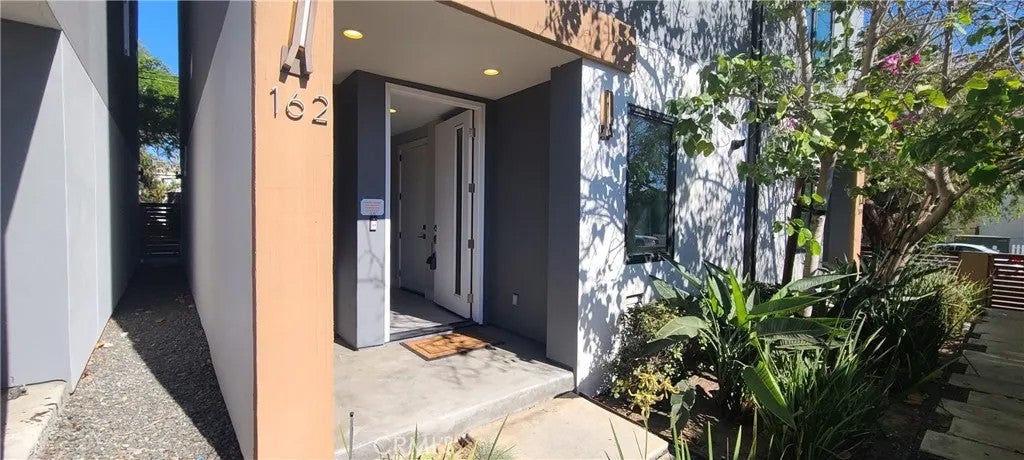 162 W Robinson