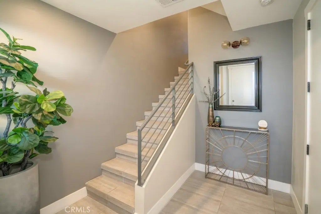 162 W Robinson