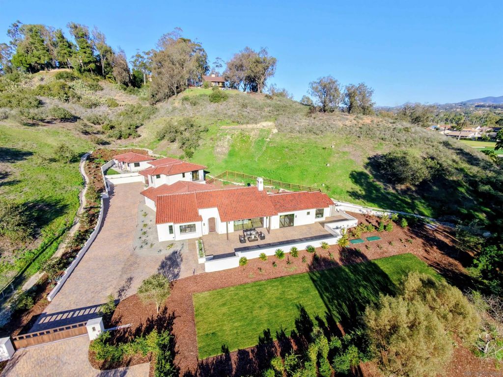 Photo of 5758 Las Palomas, Rancho Santa Fe, CA 92067 (MLS # 2600734)