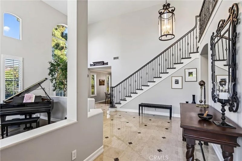 24255 Hillhurst