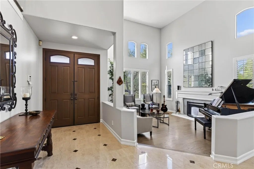 24255 Hillhurst