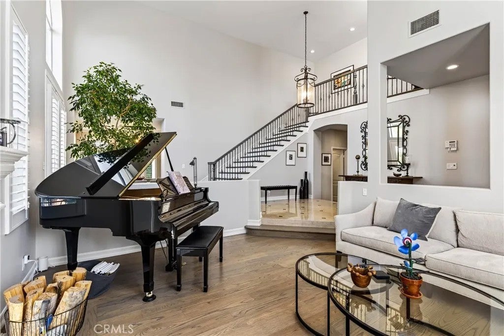 24255 Hillhurst