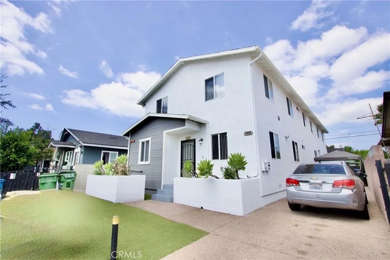 723 E 76th Pl