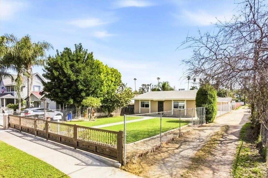 Photo of 3454 Franklin Ave, Riverside, CA 92507 (MLS # IV26053213)