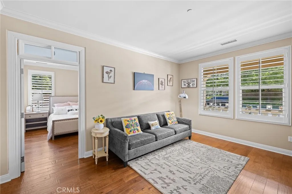 1009 Newhall Ter
