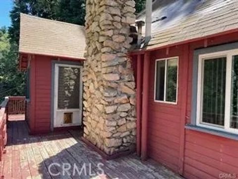 Photo of 544 Community Drive, Lake Arrowhead, CA 92352 (MLS # IG26007880)